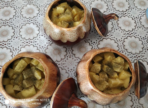 Фото Жаркое с куриной печенью в горшочке.
