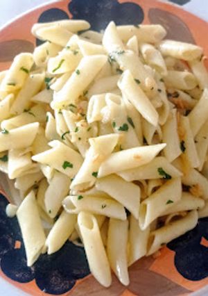 Una foto de Macarrones con ajo y perejil
