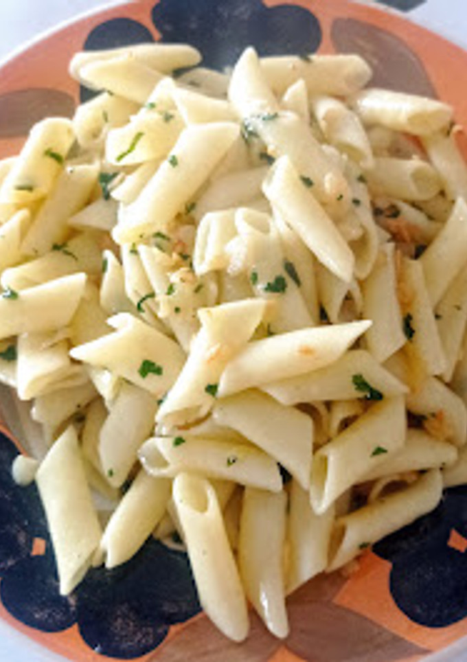 Una foto de Macarrones con ajo y perejil
