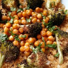 A picture of Vickys Spiced Quinoa Roasted Chickpeas & Broccoli GF DF EF SF NF.
