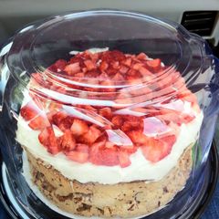 A picture of strawberry mostachon (mexican meringue pie).