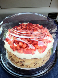 A picture of strawberry mostachon (mexican meringue pie).