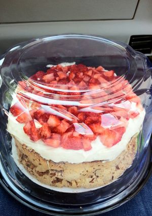 A picture of strawberry mostachon (mexican meringue pie).