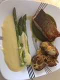 Salmón en salsa verde, y espárragos en salsa holandesa