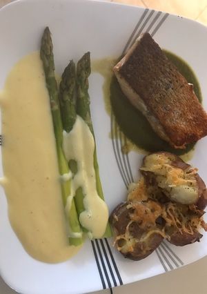 Una foto de Salmón en salsa verde, y espárragos en salsa holandesa