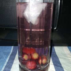 A picture of Frozen seedless grapes for water.