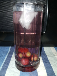 A picture of Frozen seedless grapes for water.