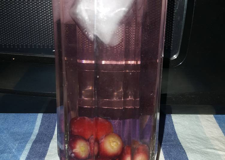 Frozen seedless grapes for water