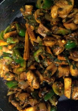 A picture of Spinach, Mushroom, Babycorn and capsicum.