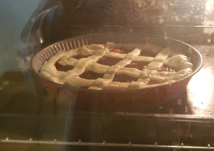 Crostata con marmellata bi gusto (nella foto è in forno)