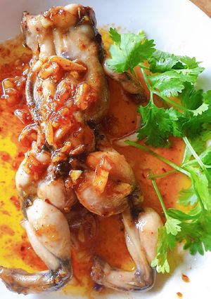 Hình của món Ếch chiên mắm bơ tỏi.