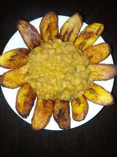 A picture of Porriage beans with fried plantain.