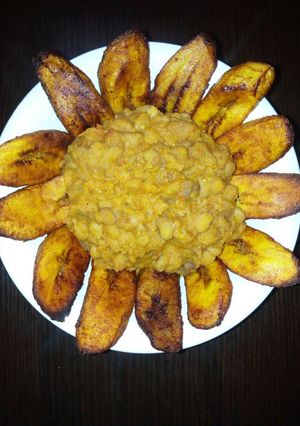 A picture of Porriage beans with fried plantain.