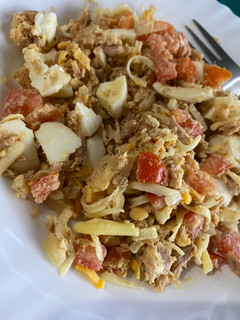 Una foto de Ensalada huevo, atún, tomate, cebolla y 4 Quesos rápido y fácil