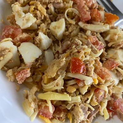 Ensalada huevo, atún, tomate, cebolla y 4 Quesos rápido y fácil Receta de  Sarai Crespo Delgado- Cookpad