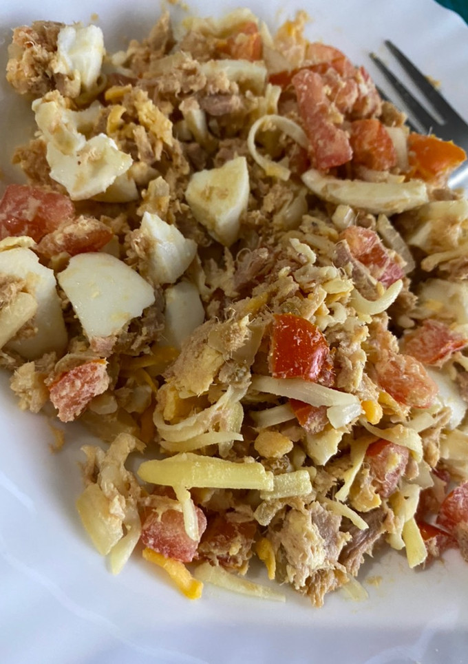 Una foto de Ensalada huevo, atún, tomate, cebolla y 4 Quesos rápido y fácil