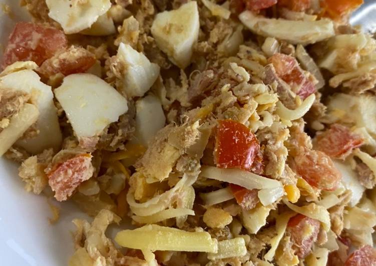 Ensalada huevo, atún, tomate, cebolla y 4 Quesos rápido y fácil