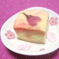 A picture of Easy Sakura Ukishima (Japanese-style Steamed Cakes) for Cherry Blossom Viewing.
