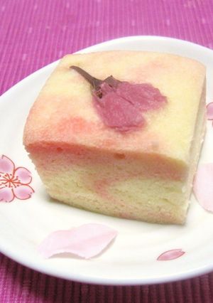 A picture of Easy Sakura Ukishima (Japanese-style Steamed Cakes) for Cherry Blossom Viewing.