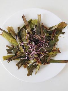 Una foto de Roasted leek tops with vinaigrette