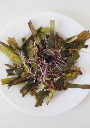 Una foto de Roasted leek tops with vinaigrette