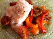 Una foto de bacalao con tomates cherry