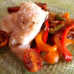 Una foto de Bacalao al ajillo con verduras salteadas al teriyaki
