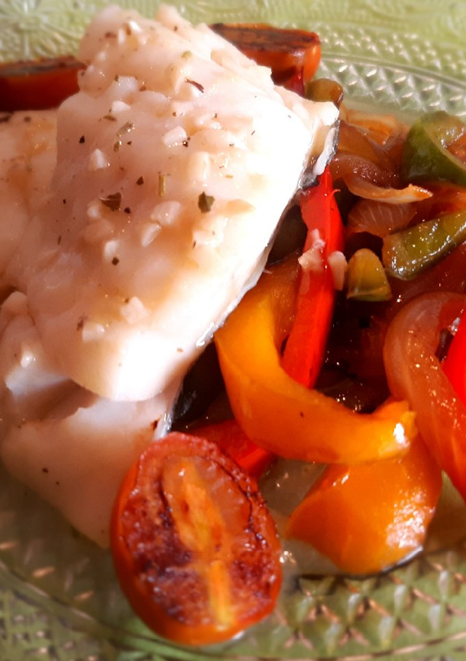 Una foto de Bacalao al ajillo con verduras salteadas al teriyaki