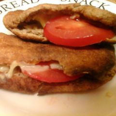 A picture of Toasted cheese & tomato naan.