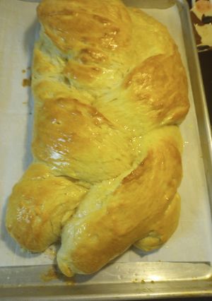 A picture of Braided Bread with Rounds.