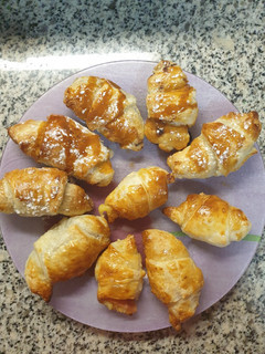 Una foto de Croissants de mantequilla rápidos choco-dulce milk y jam/queso