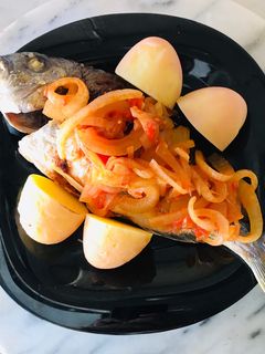 Foto de Dourada no forno com molho de escabeches