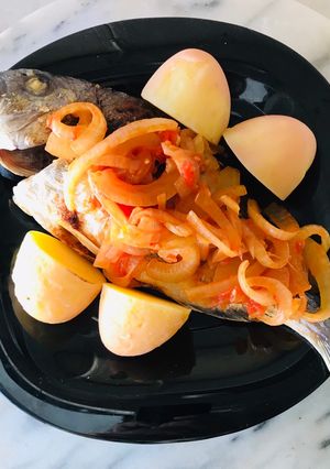 Foto de Dourada no forno com molho de escabeches