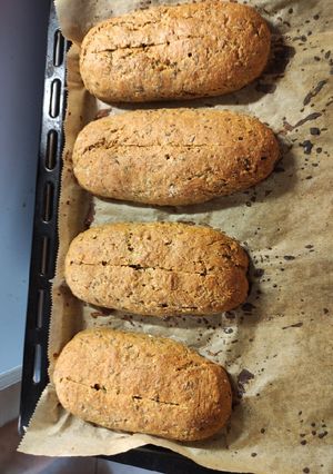 Teljes kiőrlésű tönköly bucik (medvehagyma, chili, lenmag) recept fotója