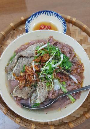 Hình của món Mì chũ lứt với nạm bò hầm.
