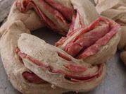 Una foto de pan con grasa y salame