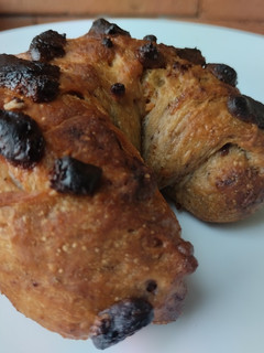 Una foto de Pan relleno de manjar blanco y cacao🥐🍩🍫