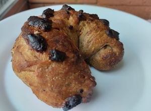 Una foto de Pan relleno de manjar blanco y cacao🥐🍩🍫