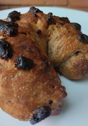 Una foto de Pan relleno de manjar blanco y cacao🥐🍩🍫