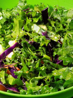 Una foto de Ensalada de Kale, maní, repollo y queso