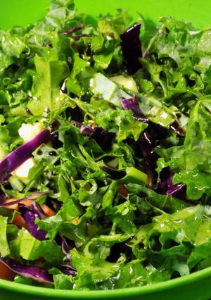 Una foto de Ensalada de Kale, maní, repollo y queso