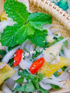 Hình của món Gỏi gà xé phay.