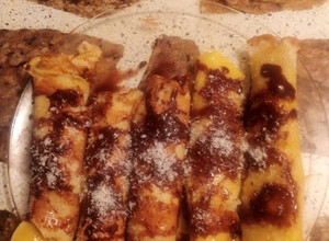 Una foto de Panqueques de pera rellenos con dulce de leche