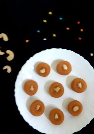 पेढे (pedhe recipe in marathi) रेसिपी चे मुख्य फोटो