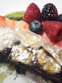 Una foto de Strudel de Plátano, Chocolate Negro, Chocolate Blanco y Pistacho