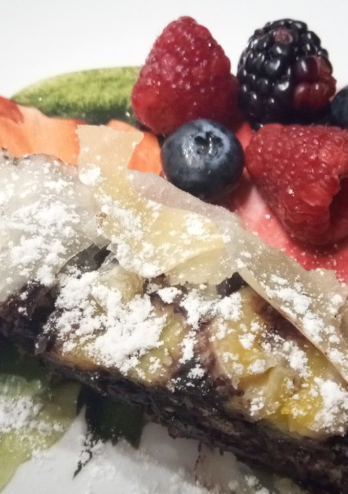 Una foto de Strudel de Plátano, Chocolate Negro, Chocolate Blanco y Pistacho