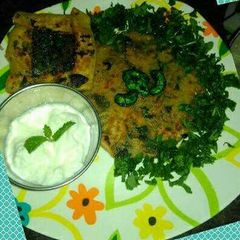 A picture of Heathy breakfast Methi onion paratha.