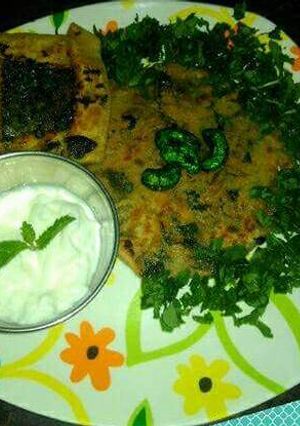A picture of Heathy breakfast Methi onion paratha.