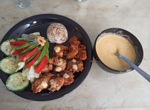Una foto de Camarones empanizados de coco con salsa de mango