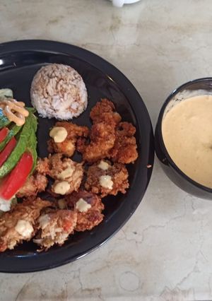Una foto de Camarones empanizados de coco con salsa de mango